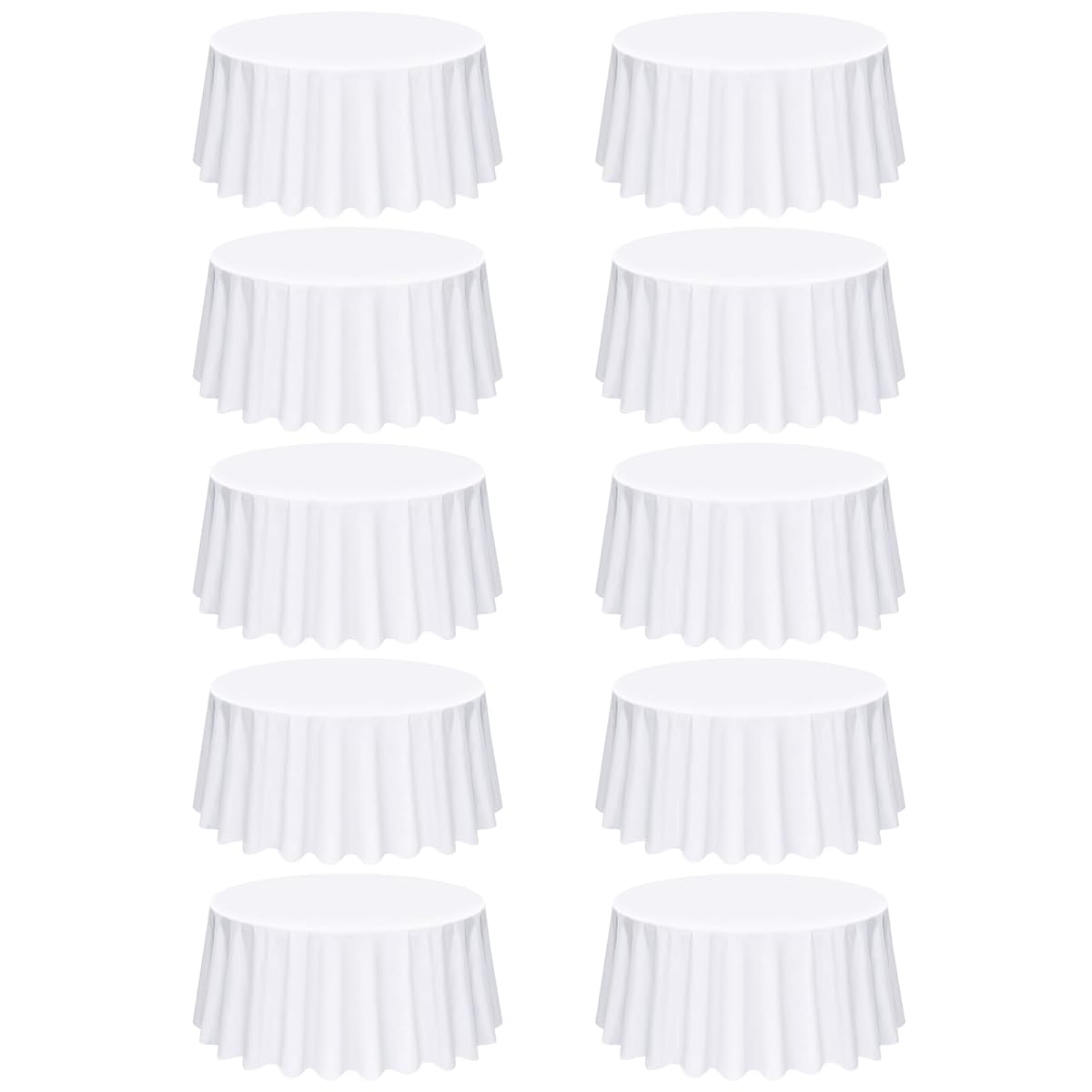 Nappe ronde blanche déployée sur une table en bois, avec neuf nappes pliées en deux piles