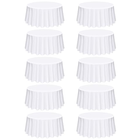 Nappe ronde blanche déployée sur une table en bois, avec neuf nappes pliées en deux piles