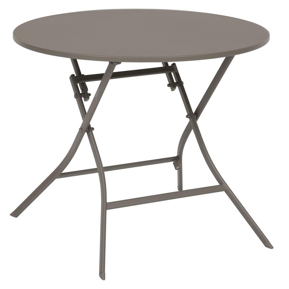 Table ronde pliante Greensboro en acier brun café installée sur une terrasse lumineuse