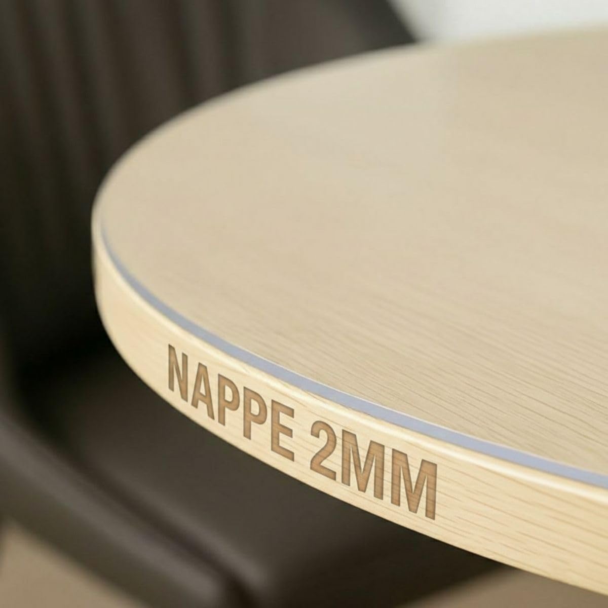 Nappe ronde transparente en PVC posée sur une table à manger en bois clair