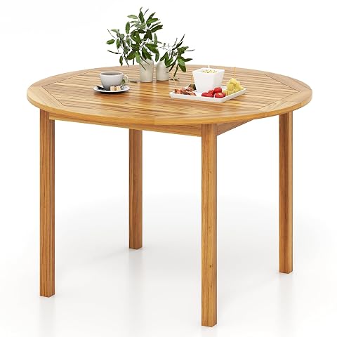 Table ronde en acacia massif à plateau à lattes, photographiée sur une terrasse lumineuse