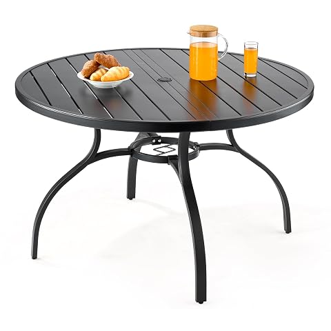 Table ronde de patio en métal noir avec un trou central prévu pour accueillir un parasol