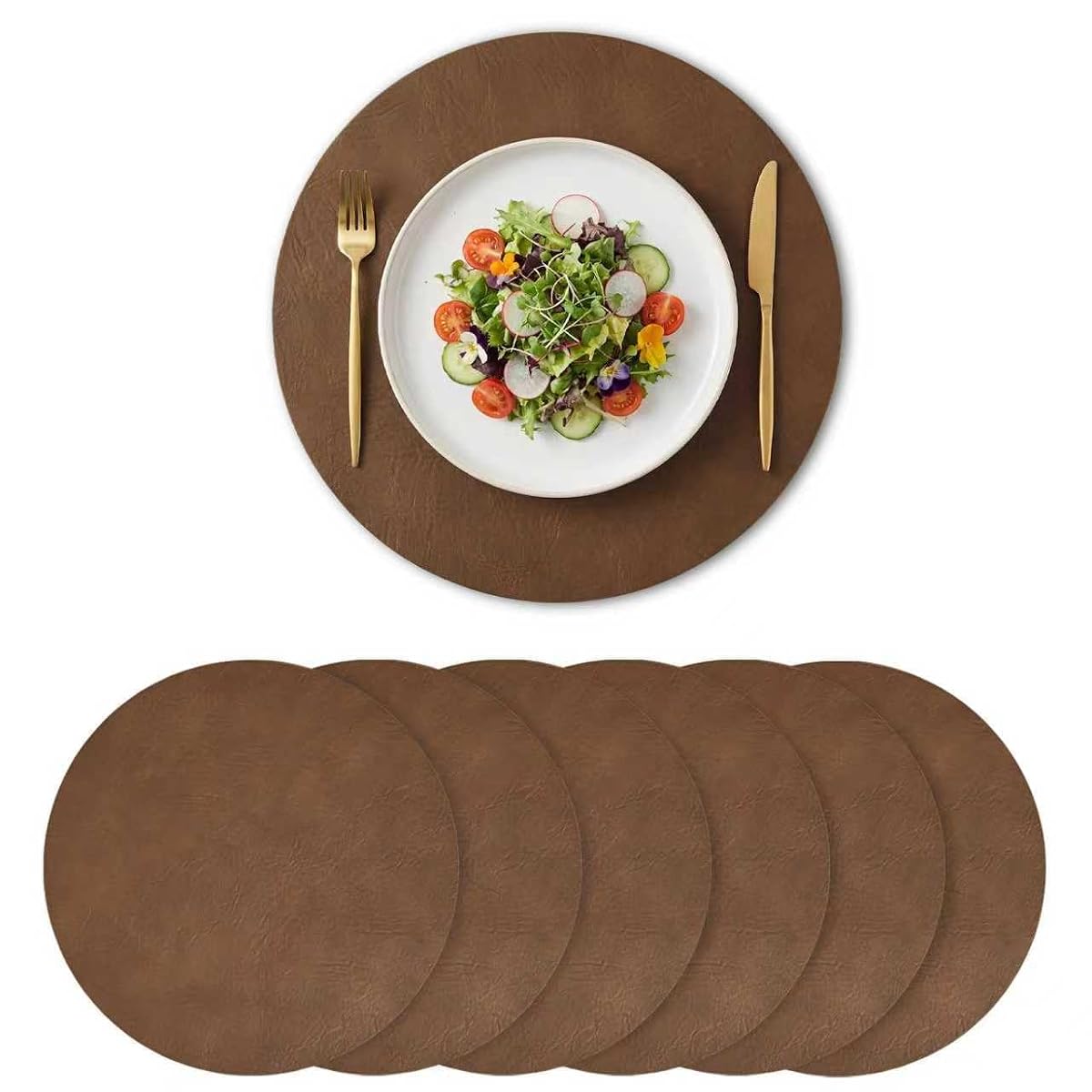 Six sets de table ronds en simili cuir marron, dont un déplié sur une table en bois.