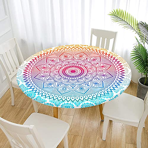 Nappe ronde élastiquée à motif bohème couvrant une table en bois dans une salle à manger lumineuse