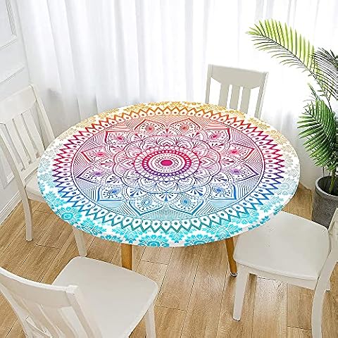 Nappe ronde élastiquée à motif bohème couvrant une table en bois dans une salle à manger lumineuse