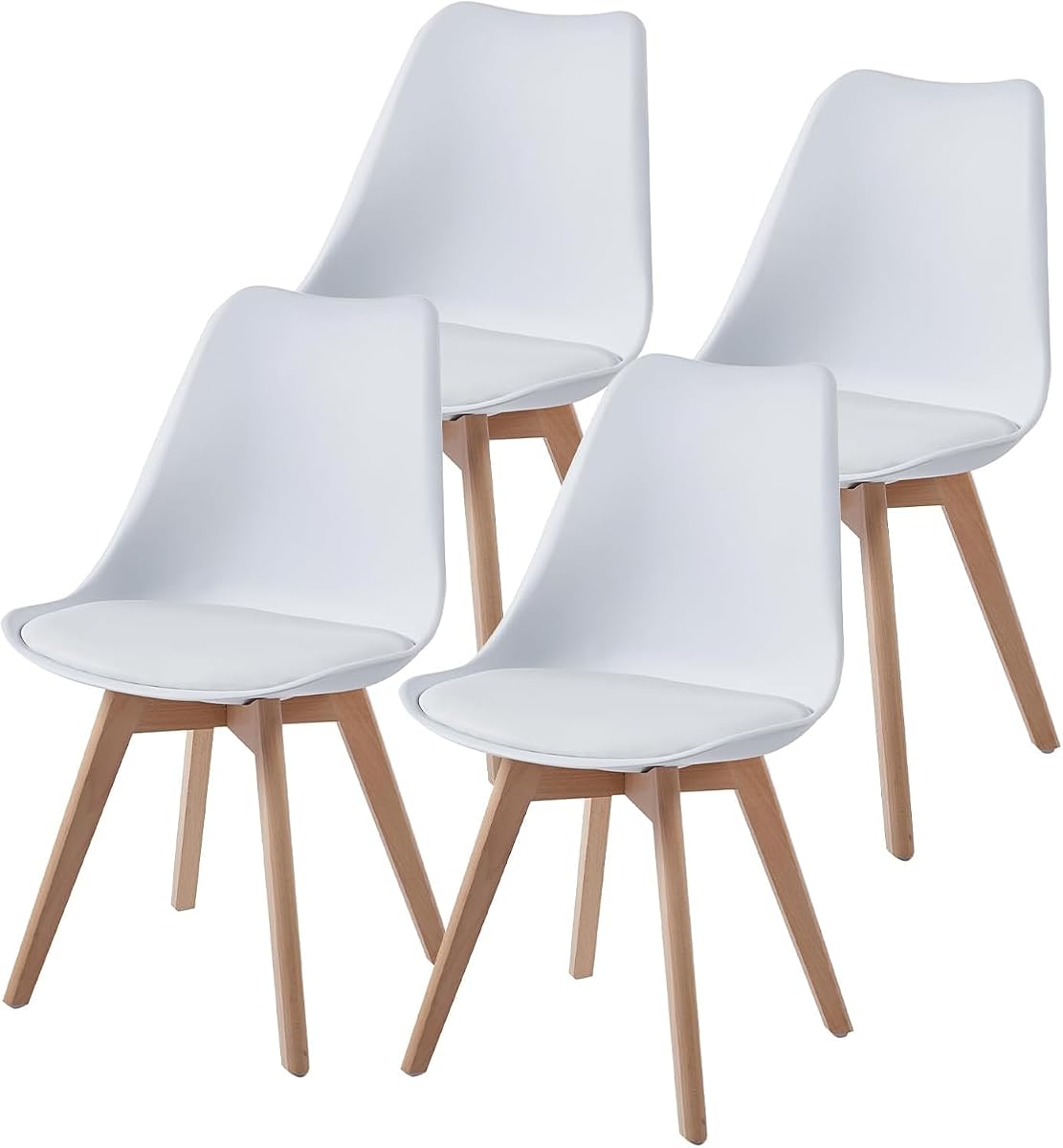 Quatre chaises blanches à dossier incurvé et pieds en bois autour d’une table ronde