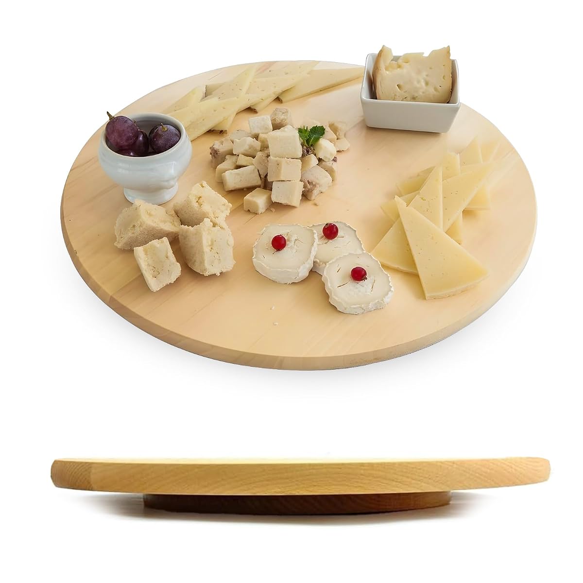 Plateau rond en bois d’hévéa posé au centre d’une table, prêt à présenter plats et condiments.