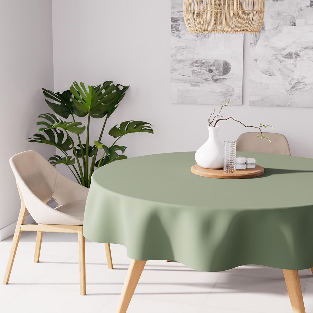 Nappe ronde kaki en polyester posée sur une table de repas en bois clair