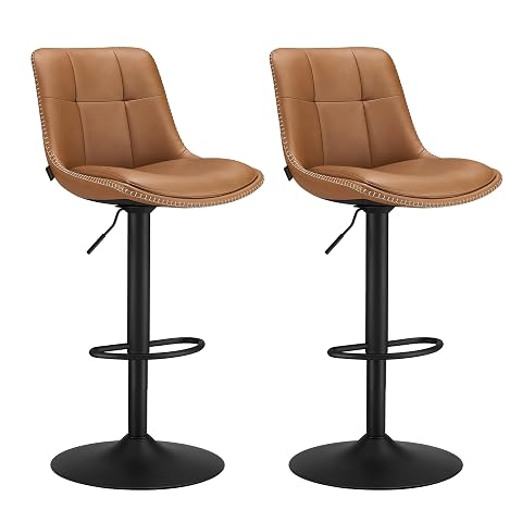 Deux tabourets de bar pivotants marron caramel et noir mat devant un comptoir rond en bois.
