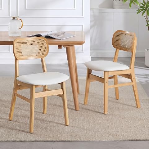 Deux chaises de salle à manger blanches, avec assise rembourrée, dossier en rotin naturel et cadre en bois