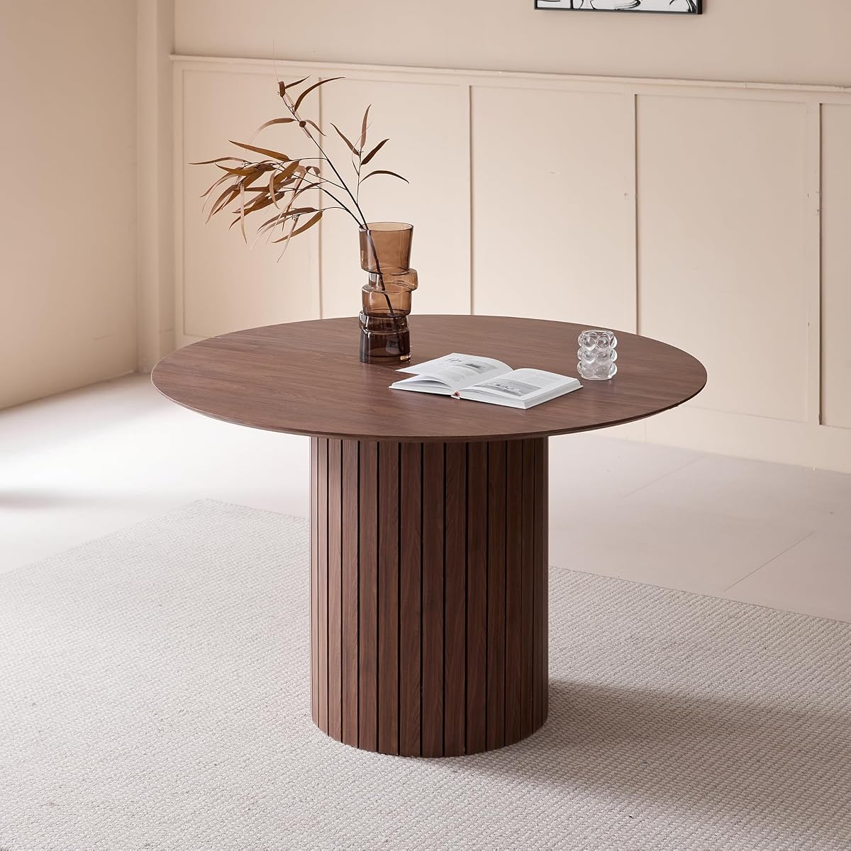 Table ronde marron foncé avec plateau en MDF et piètement central cylindrique cannelé