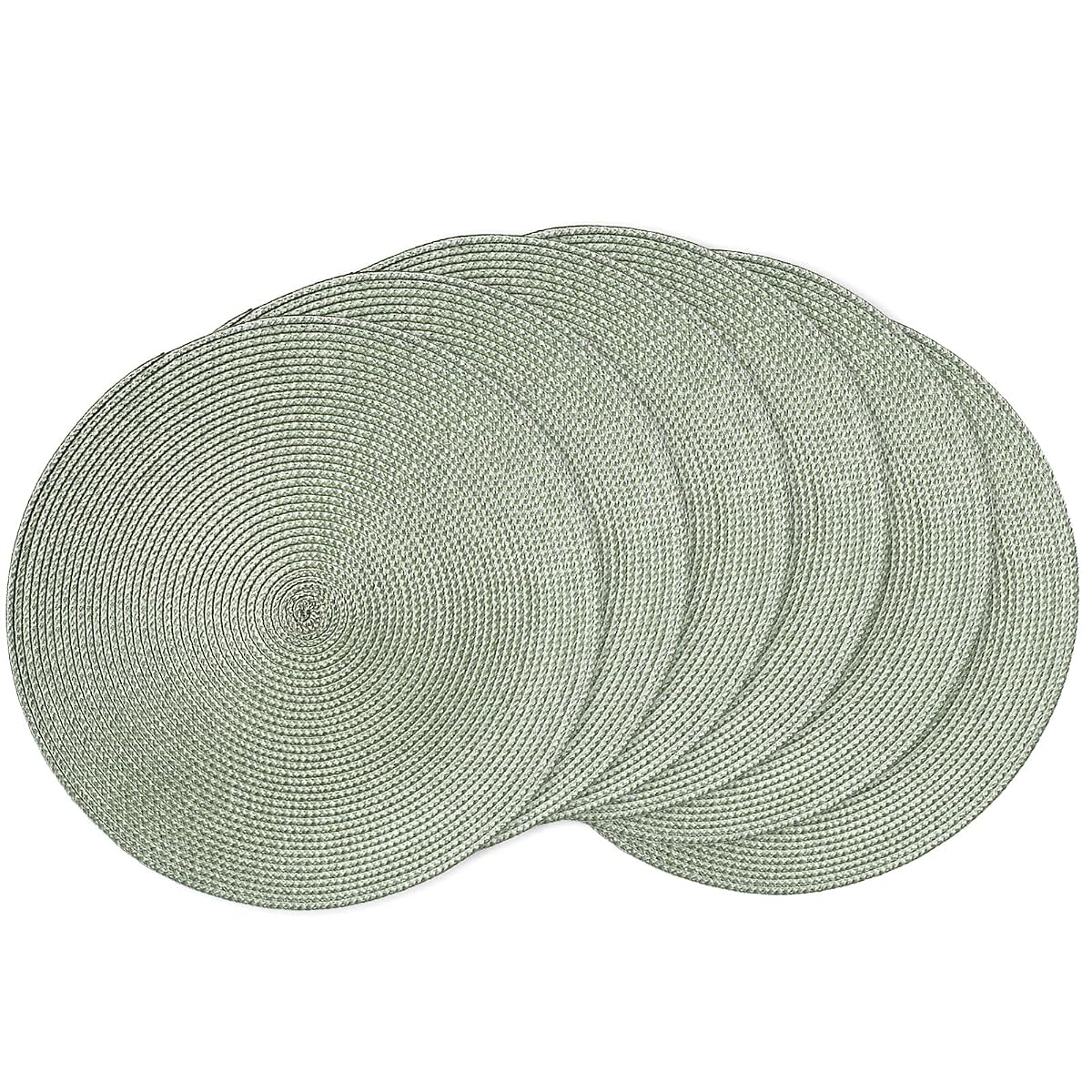 Six sets de table ronds tressés vert sauge, dont un déployé sur une table en bois naturel.