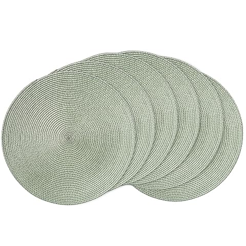 Six sets de table ronds tressés vert sauge, dont un déployé sur une table en bois naturel.