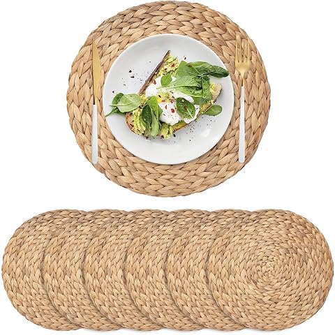 Six sets ronds en jacinthe d’eau, dont un sous une assiette sur une table en bois naturel.