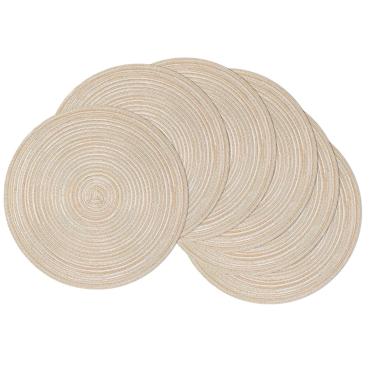 Six sets de table ronds tressés beige, avec un exemplaire posé à plat et cinq empilés