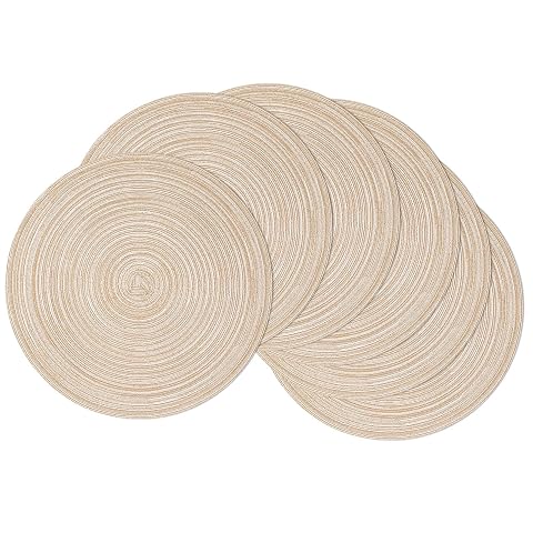 Six sets de table ronds tressés beige, avec un exemplaire posé à plat et cinq empilés