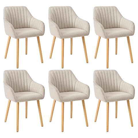 Six chaises beige Brook à accoudoirs et dossier incurvé dans une salle à manger lumineuse