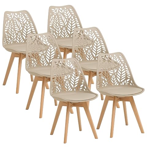 Six chaises kaki à dossier ajouré et pieds en hêtre autour d’une table ronde