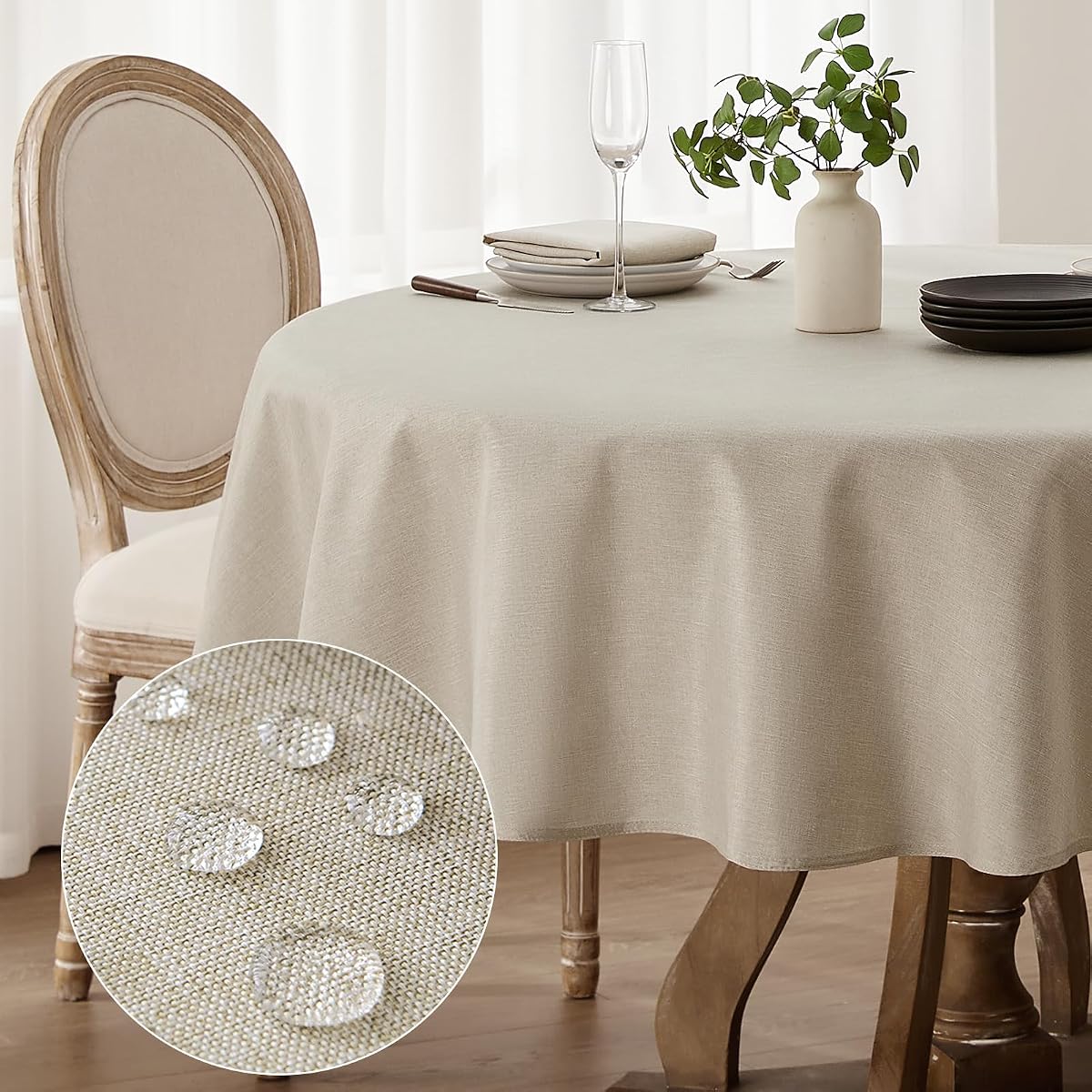 Nappe ronde beige à l’aspect lin posée sur une table en bois dans une salle à manger lumineuse.