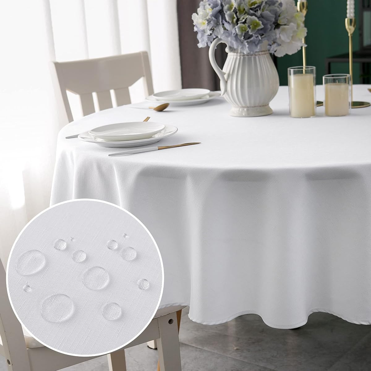 Nappe ronde blanche effet lin dressée sur une table en bois dans une salle à manger lumineuse