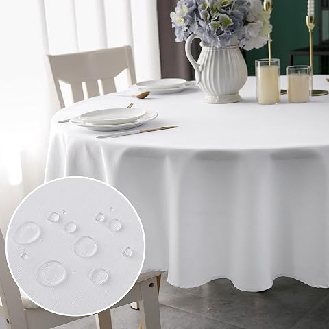 Nappe ronde blanche effet lin dressée sur une table en bois dans une salle à manger lumineuse