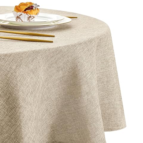 Nappe ronde beige à l’aspect lin posée sur une table à manger en bois dans un intérieur lumineux.