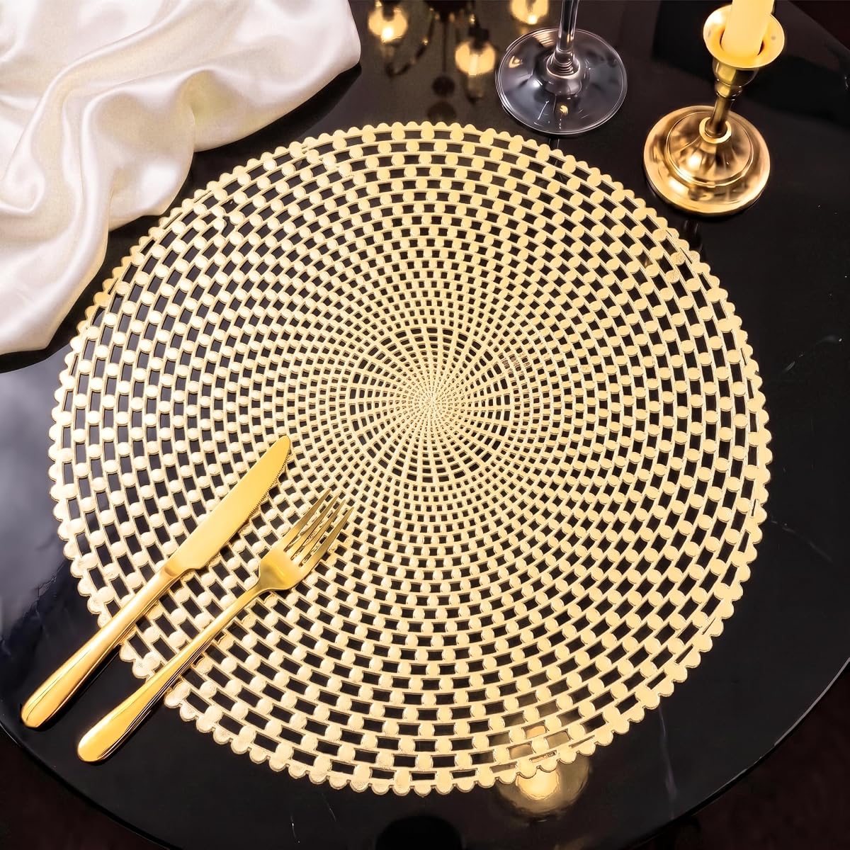 Six sets de table ronds dorés en PVC, au motif ajouré en spirale