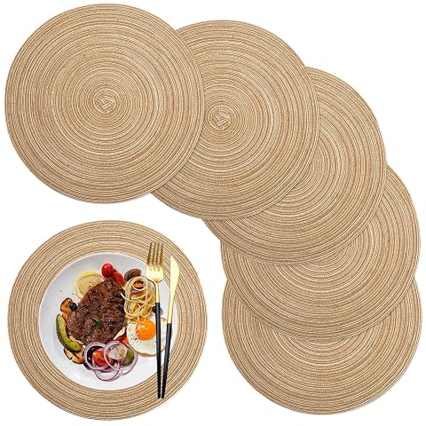 Six sets de table ronds tissés couleur café, dont un déplié sur une table en bois
