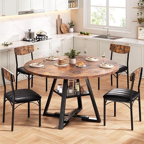 Table ronde effet bois avec étagère intégrée et quatre chaises rembourrées assorties