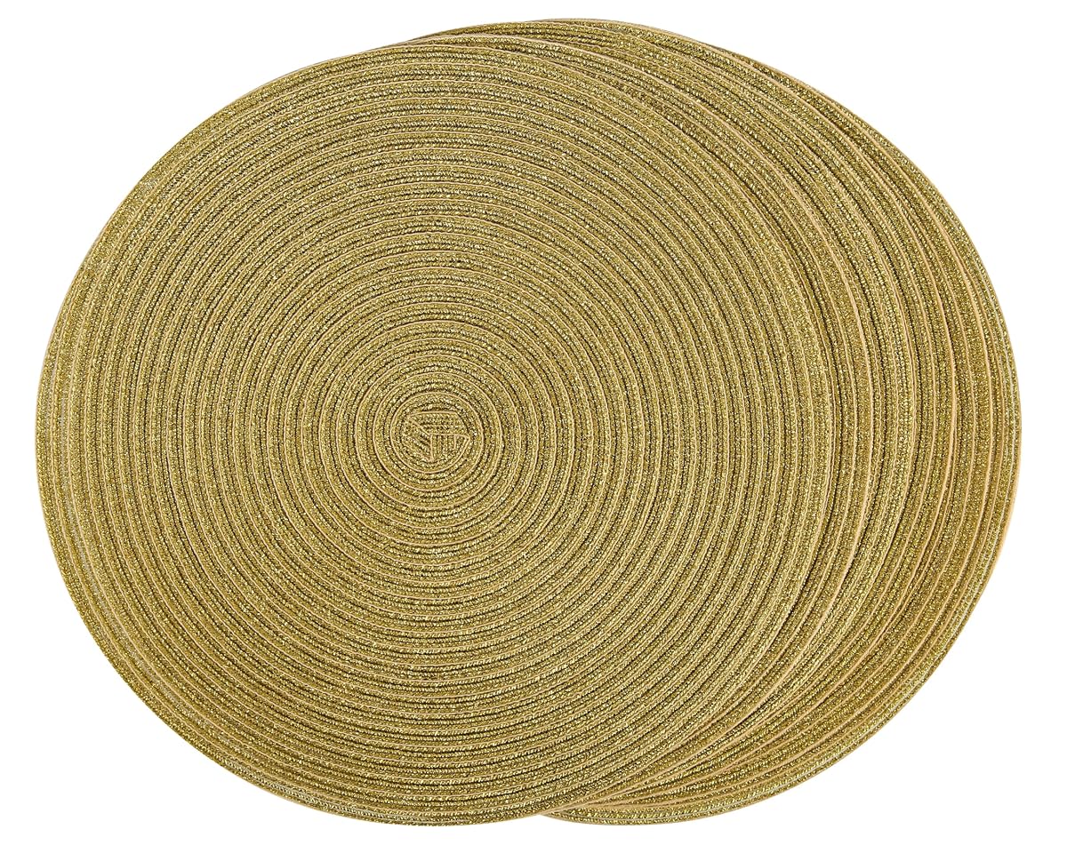 Six sets de table ronds tissés dorés et scintillants disposés sur une table en bois clair.
