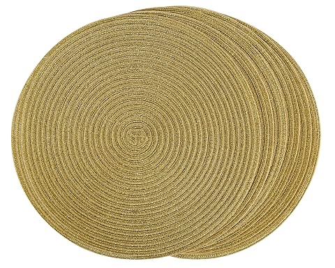 Six sets de table ronds tissés dorés et scintillants disposés sur une table en bois clair.